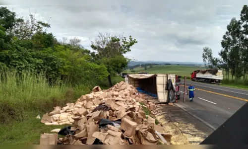 
							Carreta tomba e deixa motorista ferido na PR-444 em Arapongas
						
						