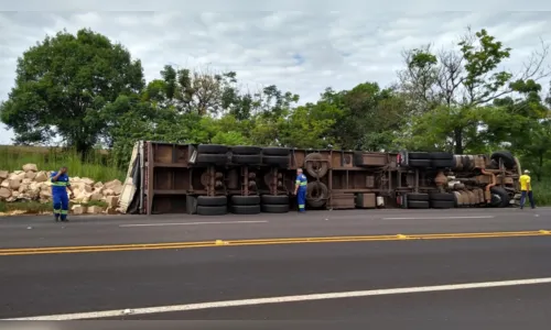 
							Carreta tomba e deixa motorista ferido na PR-444 em Arapongas
						
						