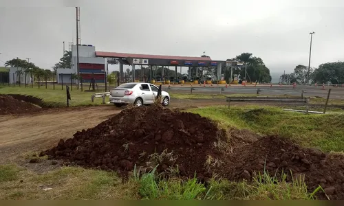 Dona de terreno abre desvio ao lado de praça de pedágio de Jataizinho