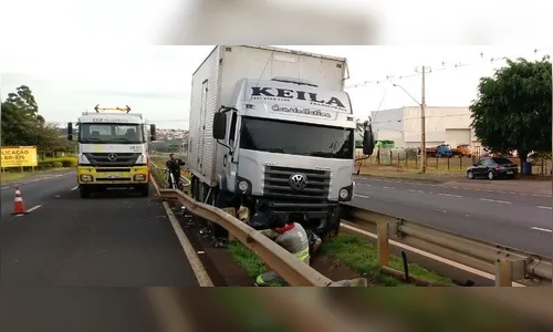 Motorista dorme na direção e caminhão cai em canaleta na BR-376