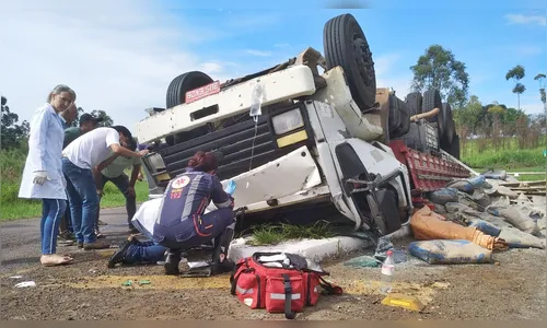Caminhão capota e motorista fica preso nas ferragens entre Borrazópolis e Cruzmaltina