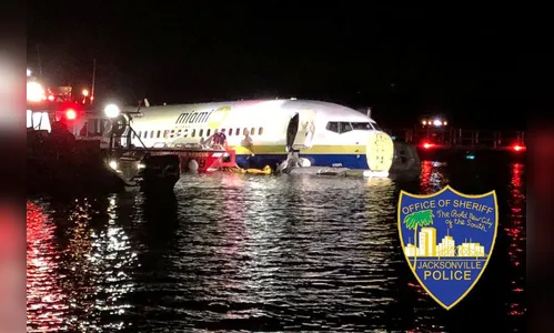 Boeing 737 sai da pista e cai em rio na Flórida