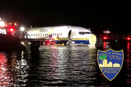 Boeing 737 sai da pista e cai em rio na Flórida