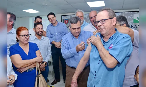 Beto Preto abre o “Dia D” da vacinação da gripe em Apucarana