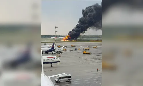 Avião pega fogo após pouso forçado; pelo menos 13 pessoas morreram 