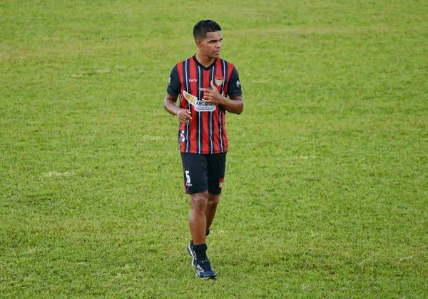 O volante Welton cumpriu suspensão e está liberado para a próxima rodada da Segundona - Foto: Sérgio Rodrigo