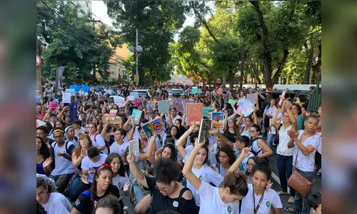 Corte de verbas na educação gera protesto em frente a Colégio Militar no Rio de Janeiro