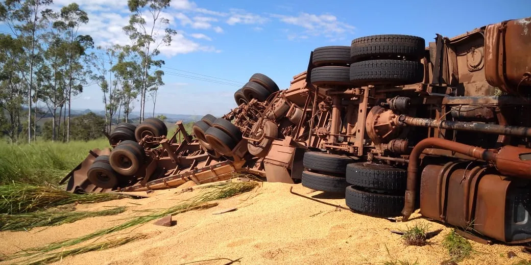 Caminhão carregado com grãos tomba entre Kaloré e Marumbi
