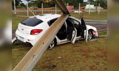 
							Carro bate contra defensa metálica na BR-376 nesta manhã
						
						