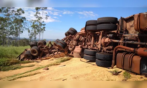 Caminhão carregado com grãos tomba entre Kaloré e Marumbi