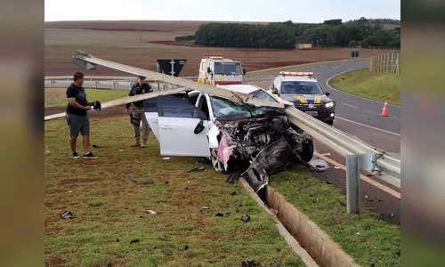 Carro bate contra defensa metálica na BR-376 nesta manhã