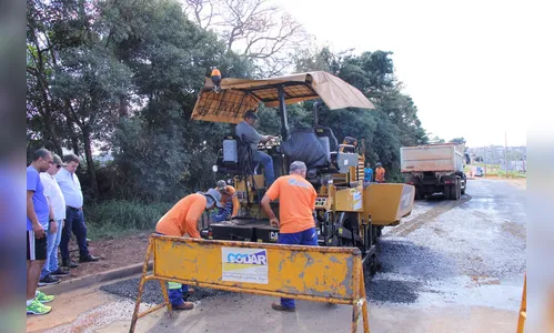 Final da Rua Águias recebe pavimentação asfáltica