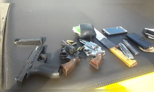 Trabalhador é feito refém durante assalto; suspeitos foram presos e armas apreendidas 