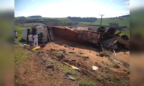 
							Caminhão carregado com grãos tomba entre Kaloré e Marumbi
						
						