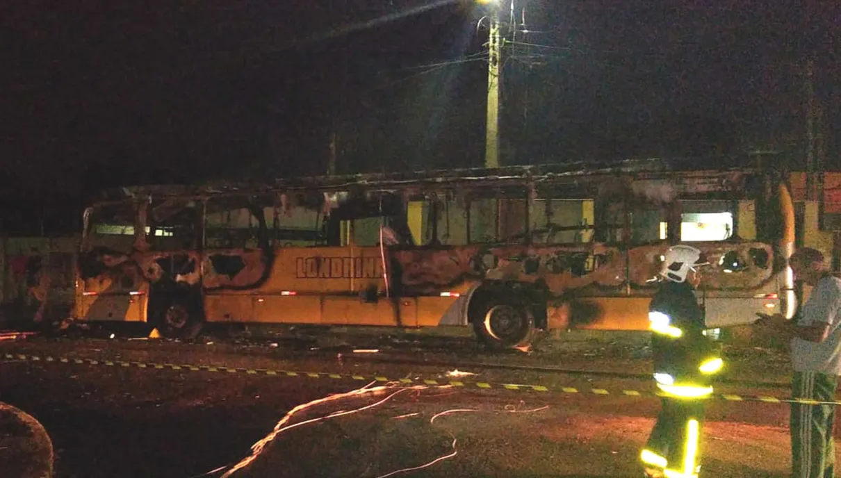 Polícia Civil de Londrina prende cinco homens suspeitos de atear fogo em ônibus 