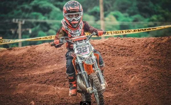 Isabela Garcia, de Marilândia do Sul, foi a segunda colocada na categoria mini-motos - Foto: Divulgação