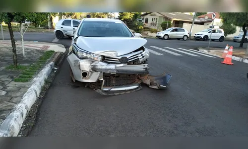 Mulher sofre ferimentos após se envolver num acidente 