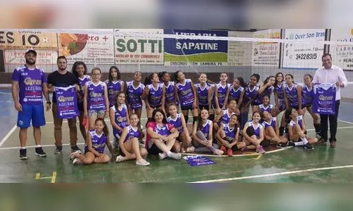 Atletas do voleibol de Cambira recebem uniformes
