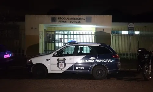 Ladrões roubam alunos dentro da sala de aula e apontam arma para cabeça de funcionária