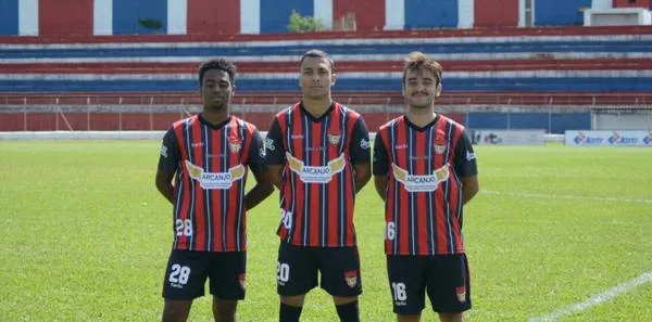 Os jogadores Wendel, Vinícius Moraes e Luís Felipe defendem o time sub-19 do Apucarana Sports - Foto: Divulgação