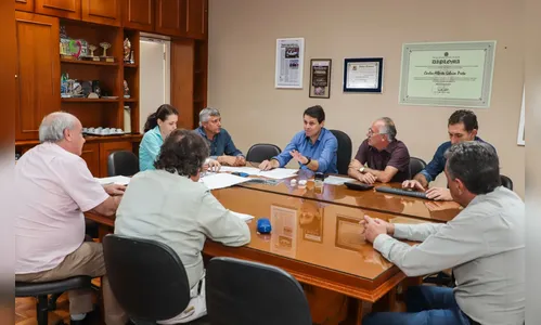 Prefeito analisa demandas com a Cohapar