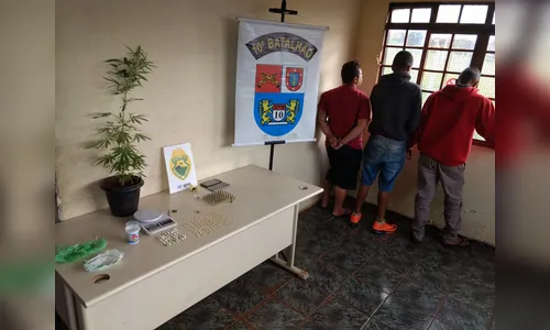 Um homem é preso e dois menores apreendidos com 140 pedras de crack e munições
