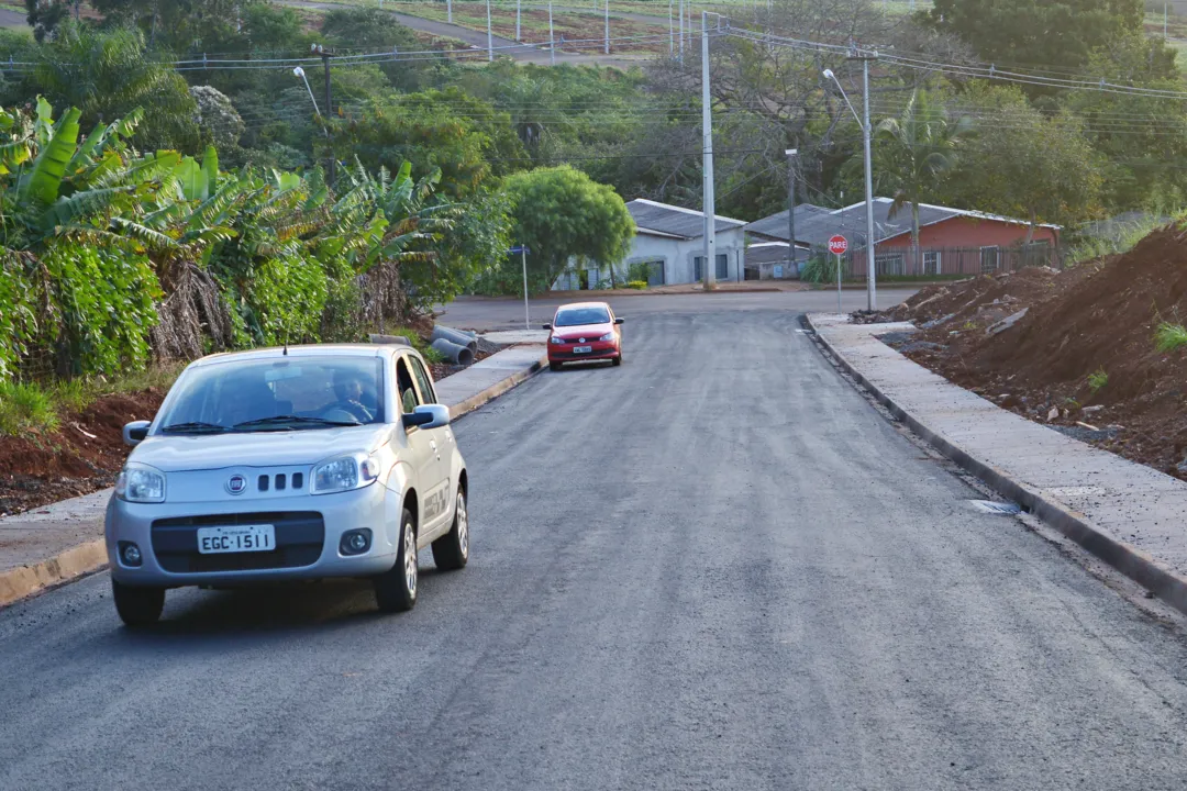 Rua pavimentada no Jardim Novo Horizonte
