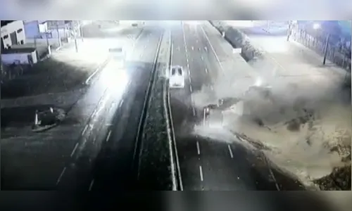 Motorista sofre ferimentos leves após tombar carreta na BR 376