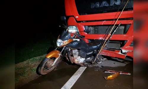 Garupa de moto morre após acidente com caminhão na BR 376