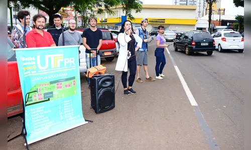 Estudantes da UTFPR campus Apucarana realizam manifestação no centro da cidade
