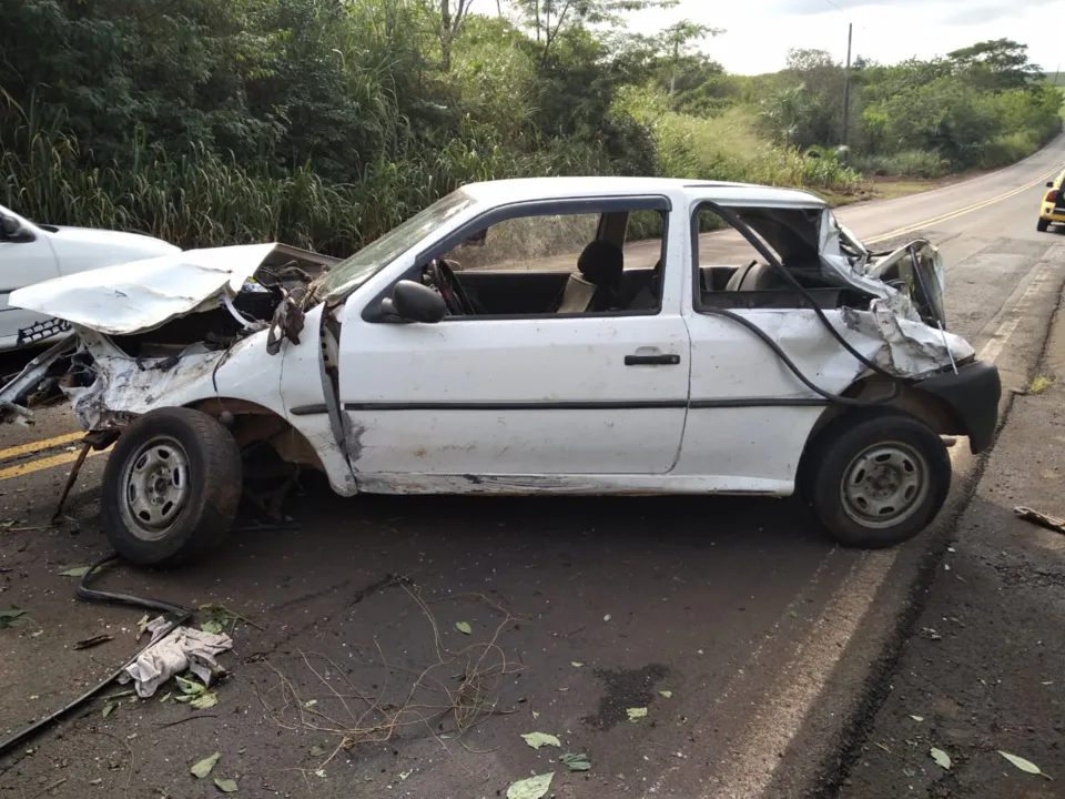 Motorista ficou ferido após capotar carro neste domingo. Foto: Blog do Berimbau