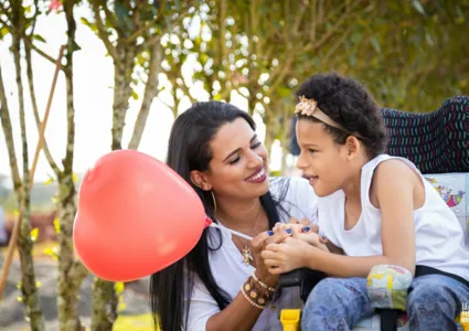 Ana Ligia Soares e a filha Thais: projeto de moda inclusiva capacita mães na criação de peças para os filhos. Foto:  Leandro Minella