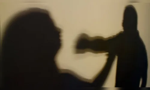 Mulher fratura o braço após ser agredida pelo namorado na frente da filha