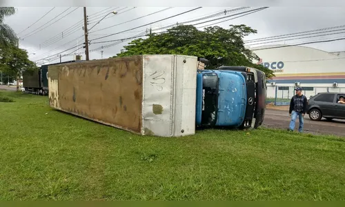 Vendaval tomba caminhão, destelha casas e derruba árvores 