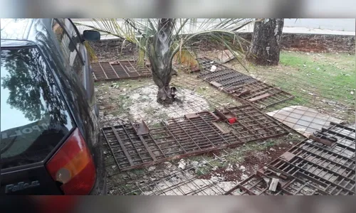 Agentes carcerários colocam grades e carros em cima de buraco para impedir fuga de presos 