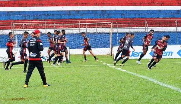 O professor Gilberto Altino comanda treinamento físico no Estádio Olímpio Barreto |  Foto: Delair Garcia