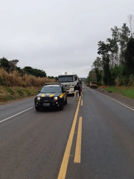 PRF apreende carreta de 57 toneladas com pneus carecas e freios cortados no Paraná