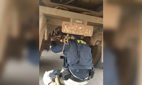 
							PRF apreende carreta de 57 toneladas com pneus carecas e freios cortados no Paraná
						
						