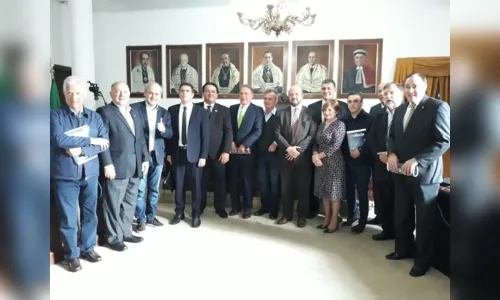 
							Corte de 30% do orçamento das Universidades provoca reunião em Curitiba
						
						