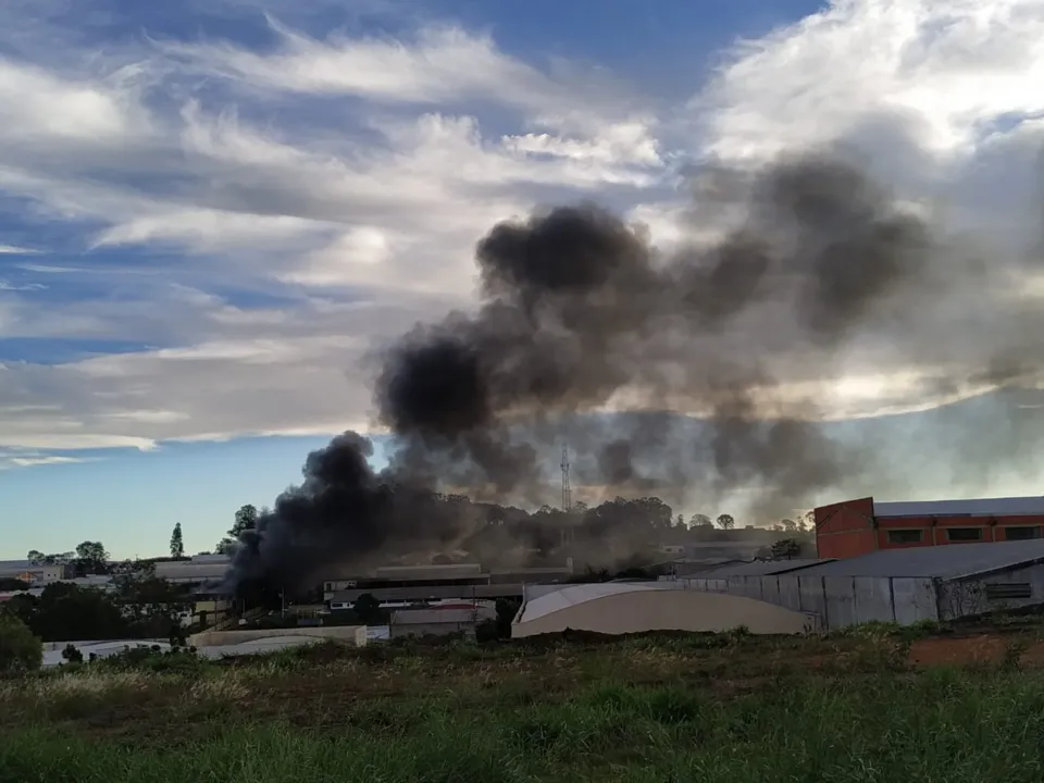 Incêndio atingiu barracão na tarde desta terça-feira (14). Foto: Jair Ferreira/Colaboração
