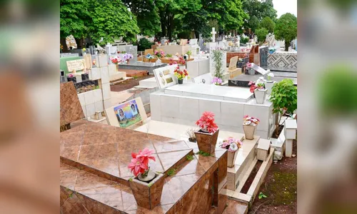 Placas de bronze são furtadas do cemitério em Arapongas 