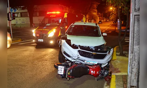 Acidente em cruzamento com novo semáforo deixa mulher ferida em Apucarana