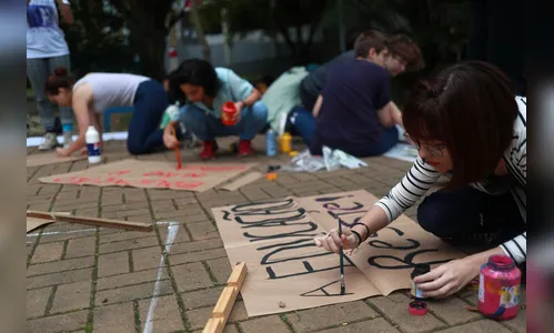 Atos em várias cidades pedem manutenção de verbas para universidades