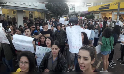 
							Dezenas de alunos realizam manifestação no centro de Apucarana 
						
						