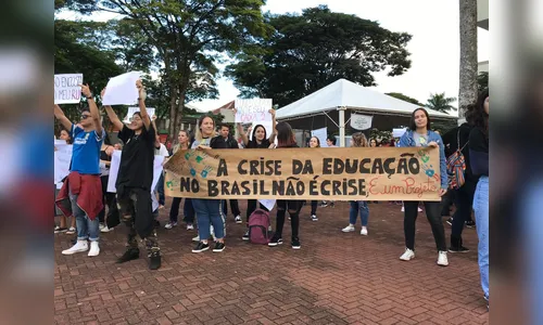 Dezenas de alunos realizam manifestação no centro de Apucarana 