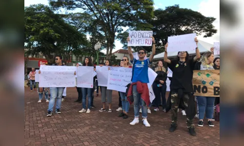 
							Dezenas de alunos realizam manifestação no centro de Apucarana 
						
						