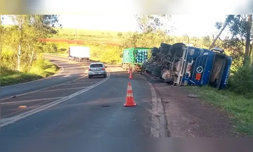 Caminhão tomba e deixa motorista ferido na PR-445 em Tamarana