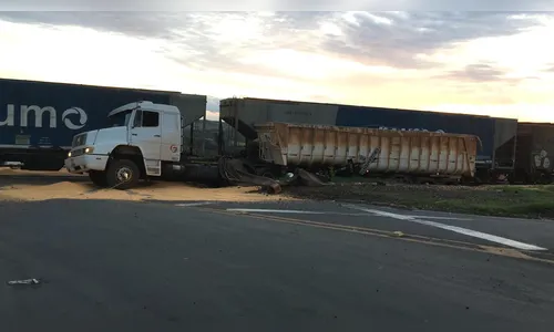 Caminhão se choca contra trem no cruzamento de Jandaia do Sul
