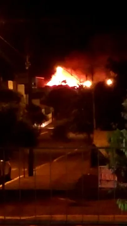 Casa pegou fogo na noite desta sexta, em Califórnia. Foto: Reprodução
