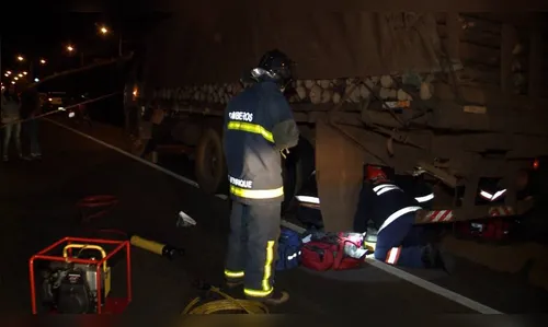 Motociclista é arrastado após ficar preso em rodado de caminhão